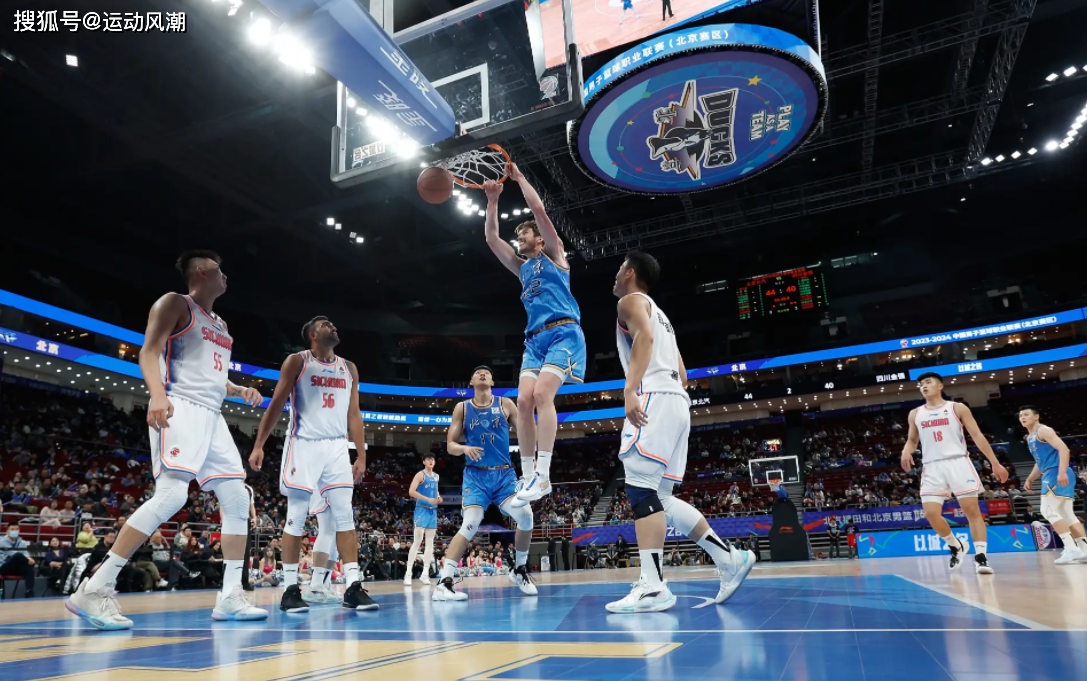四川男篮球员击败对手，闪耀赛场