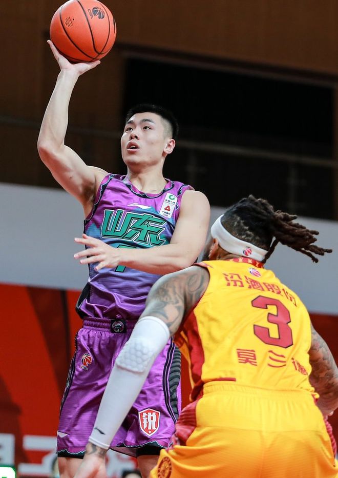 湖人B队险胜日本男篮，波尔津吉斯打破历史纪录