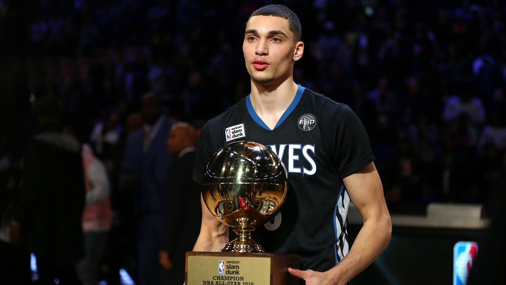 萨拉赫一箭穿心！利物浦奇兵破巴萨铁壁，安菲尔德奇迹再现