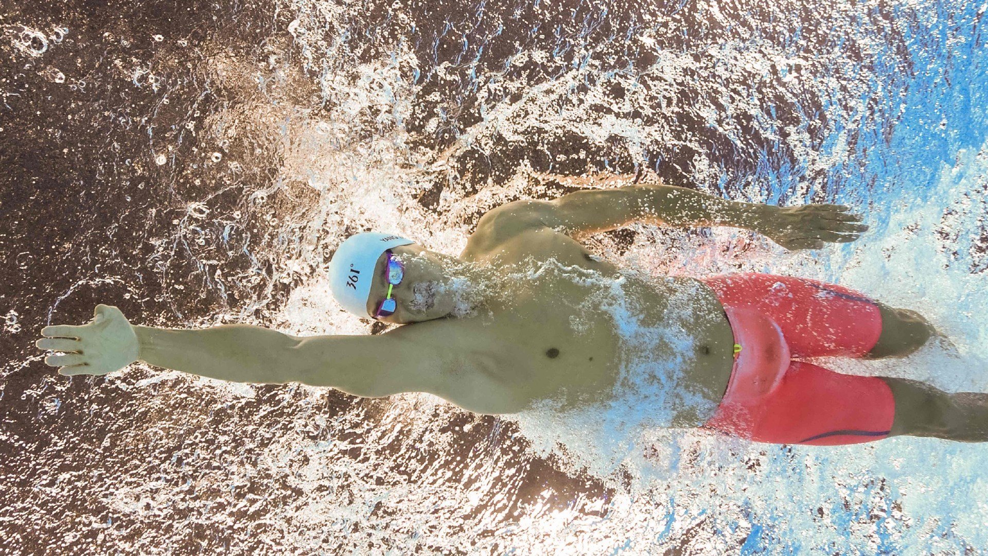 战术棋局，拜仁体系性压制挪威，楚阿梅尼的中场锁链如何主宰战局