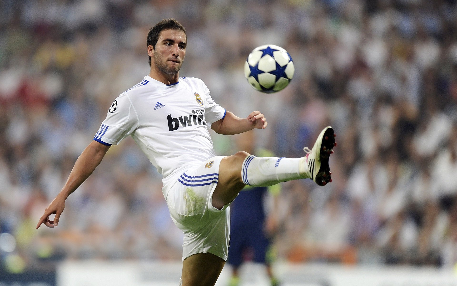 双重奏鸣，尤文铁血破南美坚盾，斯通斯一肩扛起英超争冠天平